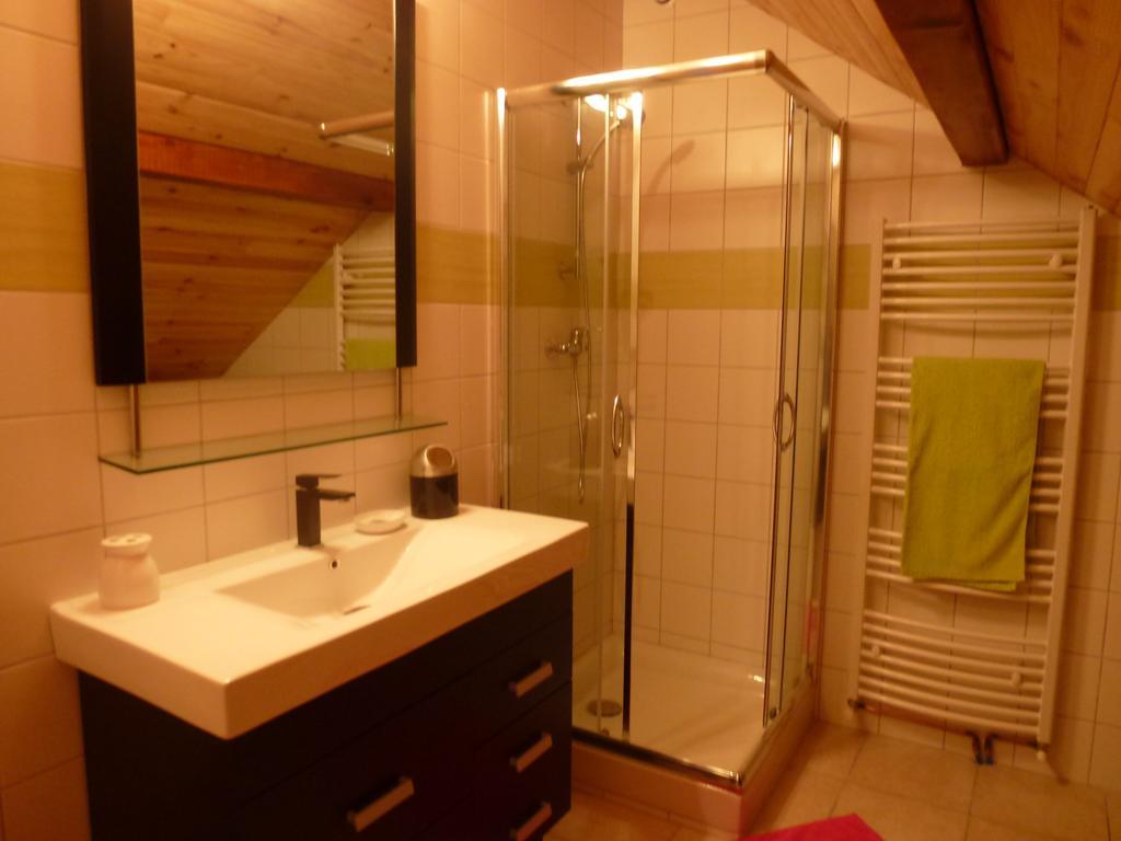 Le Rocher Des Ducs, Vue Sur Montagne, Abris Voitures Et Motos Le Glaizil Habitación foto